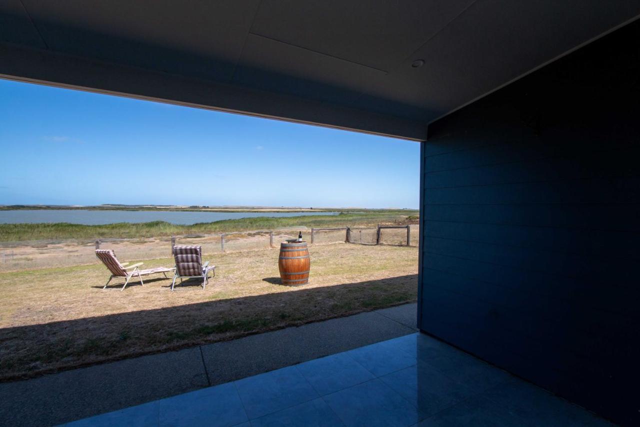 Coorong Island Retreat - Farm Stay At Pet Friendly Property Meningie Kültér fotó